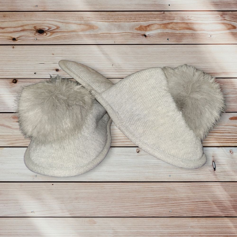 Victoria’s Secret Women’s New VS Pom Pom Gray Slippers Size~ Small NWOT